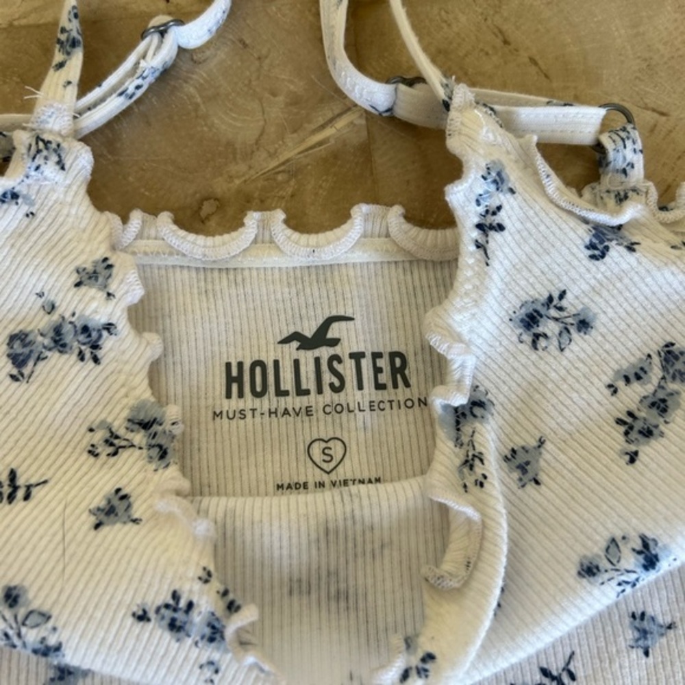 Lot of 2 Hollister Tops 1 Floral Tank Top Size S
White Halter Top Size M Juniors - Picture 7 of 12